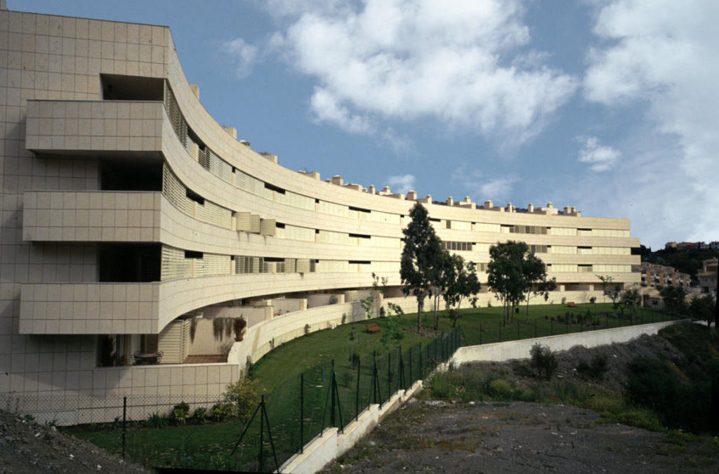 LA ”GALERÍA” COMO ESPACIO DE TRANSICIÓN ENTRE LA VIVIENDA Y LA CALLE